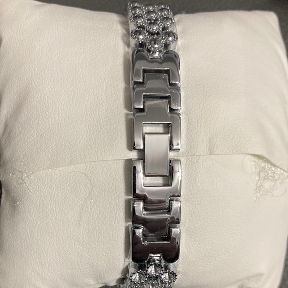 Montres Prestige X Invicta
Women's Watch, model number MPW-0236. 28MM Steel - Picture 3 of 7